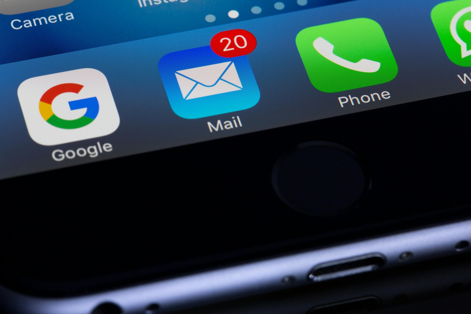Phone screen showing the amount of emails recieved on a mailbox